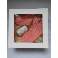 Kinkekarp käsitööküünla ja sokkidega