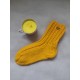 Kinkekarp käsitööküünla ja sokkidega